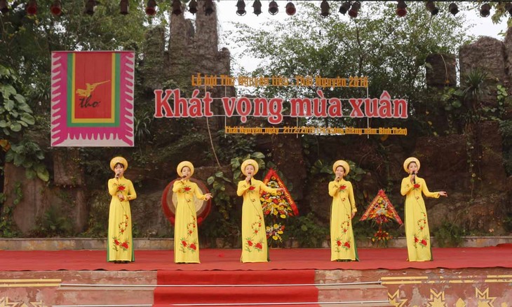 Les localités vietnamiennes organisent la journée de la poésie du Vietnam 2016 - ảnh 1